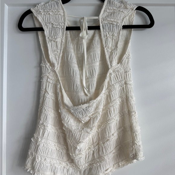 White Textured Sleeveless Top and Shorts Set - Picture 2 of 3